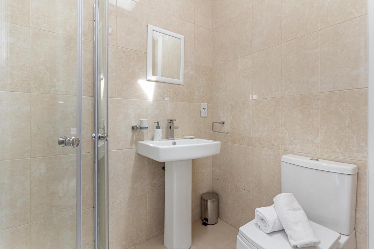 Guest Homes - Trinity Apartment 우스터 외부 사진
